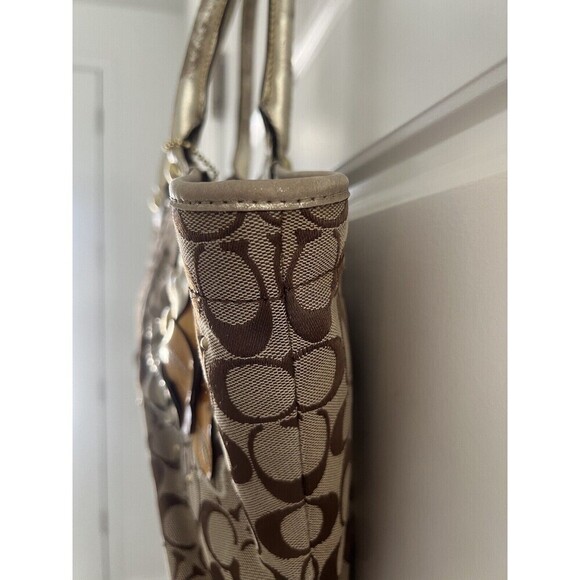 🆕 Vintage Coach Brown and Gold Signature Shoulder Bag with Floral Accents. - Picture 5 of 16